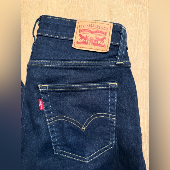 Levi’s 725 High Rise Bootcut Women's Jeans - Picture 2 of 5